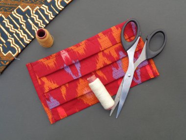 Batik (etnik) motifli kumaş yüz maskesi ve Endonezya 'dan gelen desen çok şık ve hava basıncından koruyabilir. Corona virüsünden veya Covid 19 'dan korumak için el yapımı maske..