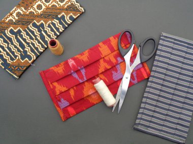 Batik (etnik) motifli kumaş yüz maskesi ve Endonezya 'dan gelen desen çok şık ve hava basıncından koruyabilir. Corona virüsünden veya Covid 19 'dan korumak için el yapımı maske..