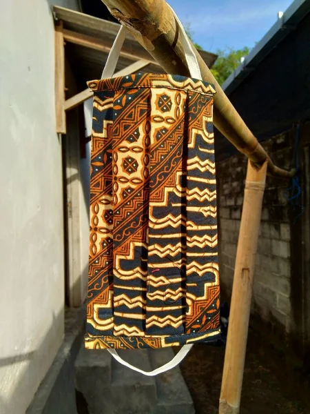 Maska Twarz Tkaniny Motywem Batik Etnicznym Wzorem Indonezji Jest Bardzo — Zdjęcie stockowe