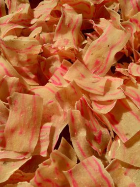 Çiğ manyok cipsi. Endonezya (Cava) buna opak telo adını verdi. Cassava 'dan yapılan geleneksel cipsler. Tadı çıtır çıtır, lezzetli, lezzetli ve lezzetli..