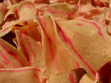 Çiğ manyok cipsi. Endonezya (Cava) buna opak telo adını verdi. Cassava 'dan yapılan geleneksel cipsler. Tadı çıtır çıtır, lezzetli, lezzetli ve lezzetli..