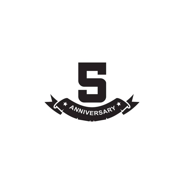 Quinto anno celebrando anniversario emblema logo design — Vettoriale Stock