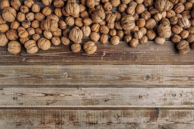 Eski ahşap arka planda ceviz. Tahta. Doğal ahşap. Kırsal tarzda. Yukarıdan manzara. Metin için boşluk.