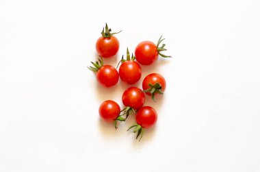 Beyaz arka planda izole edilmiş kiraz domatesleri. Yakın plan.. 