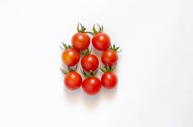 Beyaz arka planda izole edilmiş kiraz domatesleri. Yakın plan.. 