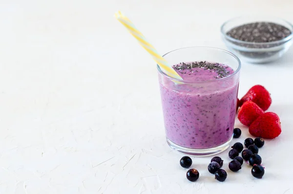 Smoothies aus Chiasamen, Johannisbeeren und Erdbeeren im Glas. gesundes veganes und vegetarisches Frühstückskonzept. Nahaufnahme. Kopierraum. — Stockfoto