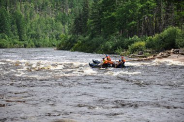 Beyaz su nehri. Bir spor katamaranının akıntısını geçmek.