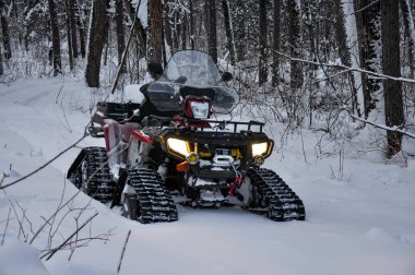 Yoldaki Atv, taygada karlı bir yolda duruyor.