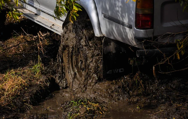 Una rueda sucia de un SUV atascado en el barro durante una competición — Foto de Stock