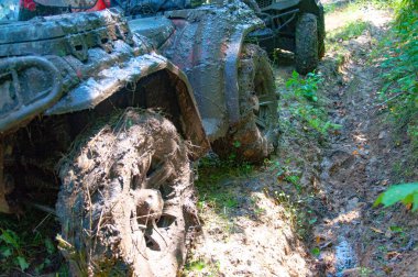 Zor bir bölümün üstesinden gelirken Çamurda Atv tekerlekleri.