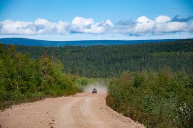 Atv dağlarda bir orman yolunda..