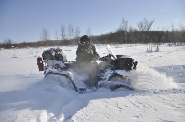 Atv, taygada derin bir karla geri dönüyor..