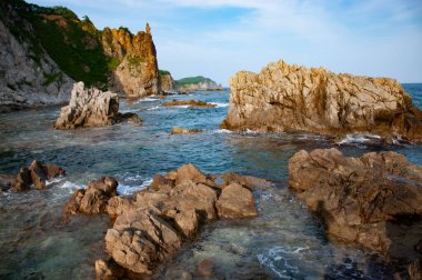 Rusya 'nın kayalık kıyıları Uzak Doğu.