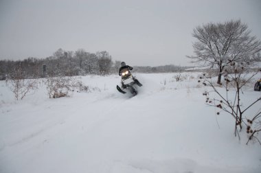 Khabarovsk Bölgesi 'nin karlı taygasında kar arabası..