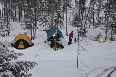 Kar ayakkabısı giyerken Taiga 'da kış kampı..