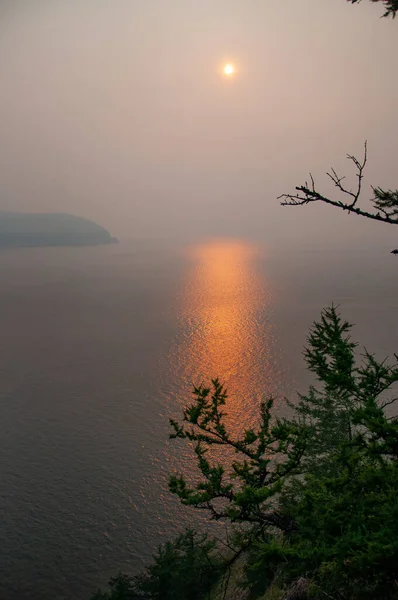 Coucher de soleil soleil se reflète dans la mer — Photo