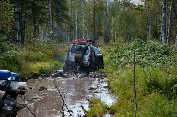 4x4 позашляховика під час осінньої експедиції в складних умовах . — стокове фото