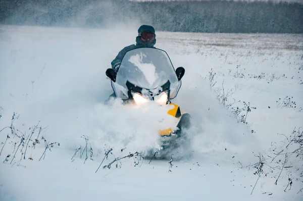 Sneeuwscooters in de besneeuwde taiga van het grondgebied van Chabarovsk. — Stockfoto