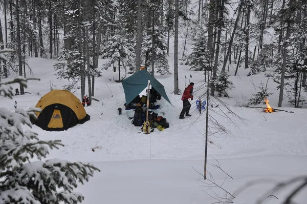 Winterkamp in de berg taiga tijdens het sneeuwschoenwandelen. Rechtenvrije Stockafbeeldingen