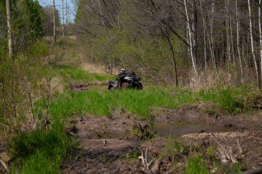 Yolculuk sırasında zor koşullarda dört tekerli bisiklet.