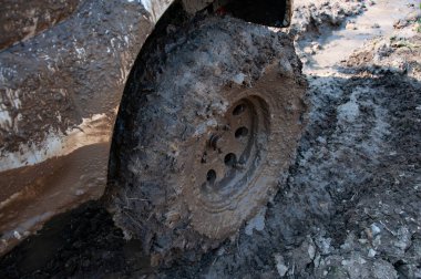 Sefer sırasında 4x4 SUv zor koşullarda.