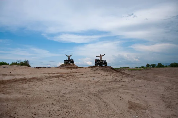 Двоє щасливчиків на квадроциклах навесні на поверхні піску . — стокове фото