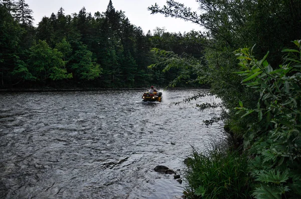 Atv in de expeditie overwint de waterkering — Stockfoto