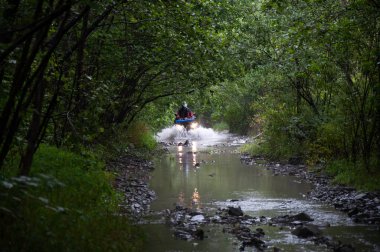 Seferdeki Atv su bariyerini aştı.