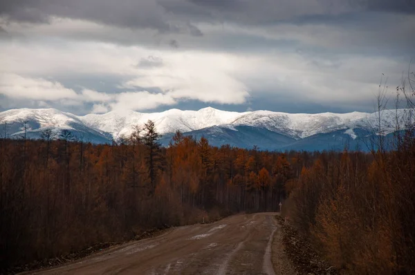 Paisagens montanhosas da natureza do Extremo Oriente russo — Fotografia de Stock