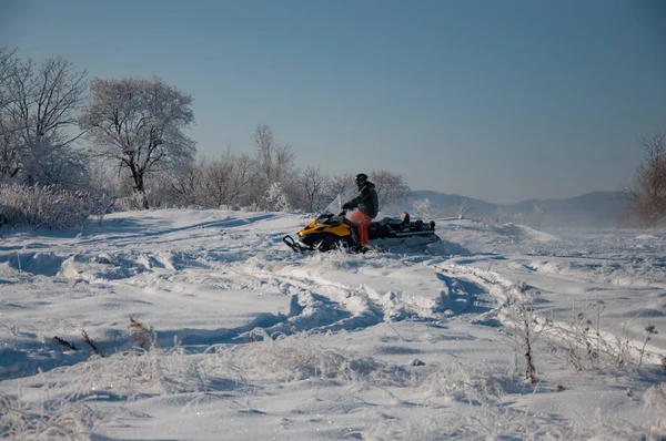 Reizen en buitenactiviteiten in de winter op sneeuwscooters. — Stockfoto