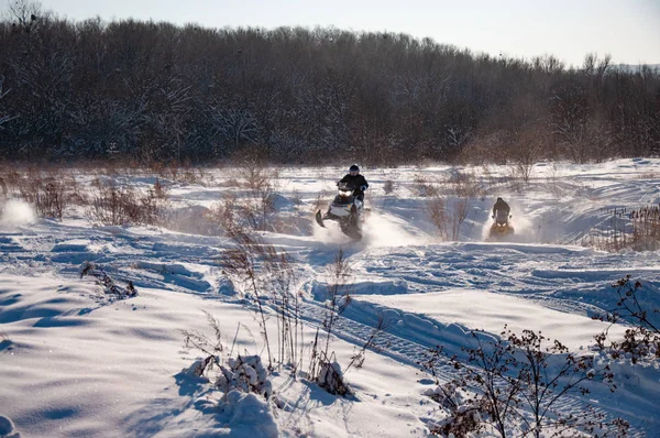 Reizen en buitenactiviteiten in de winter op sneeuwscooters. — Stockfoto