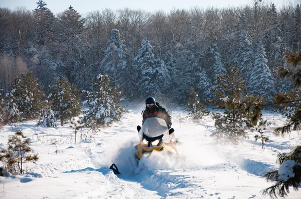 Reizen en buitenactiviteiten in de winter op sneeuwscooters. — Stockfoto