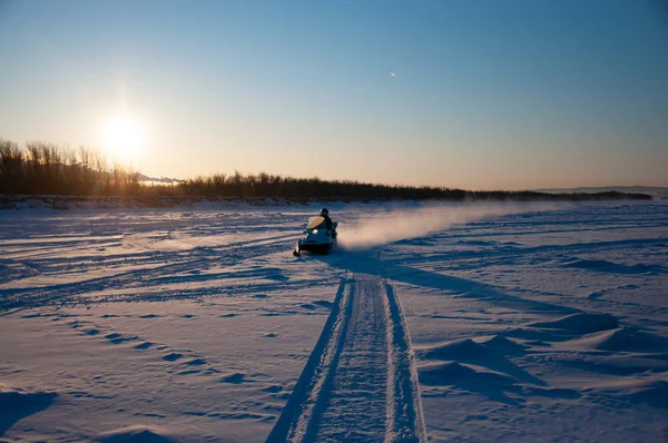 Reizen en buitenactiviteiten in de winter op sneeuwscooters. — Stockfoto