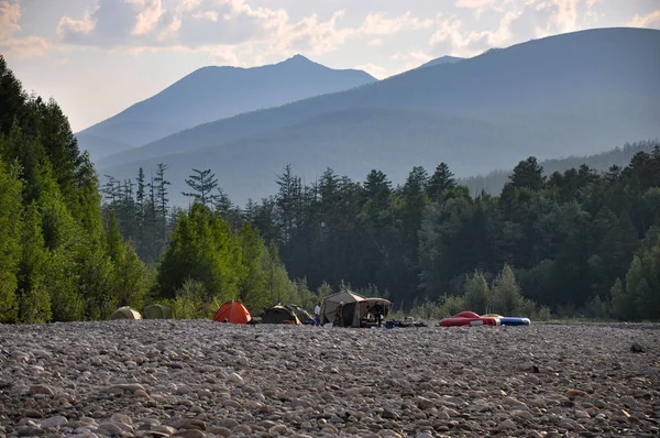 Camp de tentes sur les rives de la Taïga . — Photo