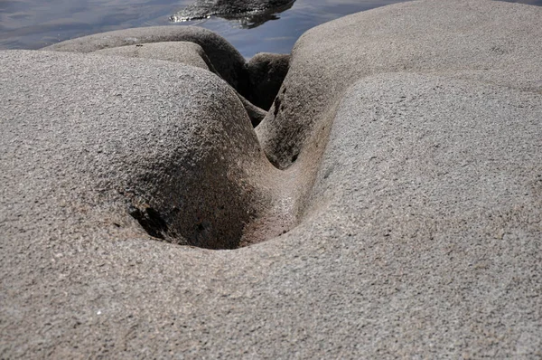 Piedras en el bosque. La foto se puede utilizar como fondo — Foto de Stock