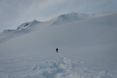 Dağlarda tek başına. Zirveye giden yol.
