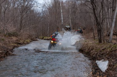 Atv ilkbaharda Khabarovsk Bölgesi 'nde seyahat ediyor.