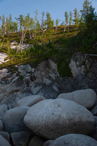 Kust van de Zee van Okhotsk in de regio Chabarovsk — Stockfoto