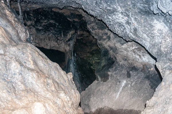 Vista profunda de la cueva subterránea mientras viaja —  Fotos de Stock