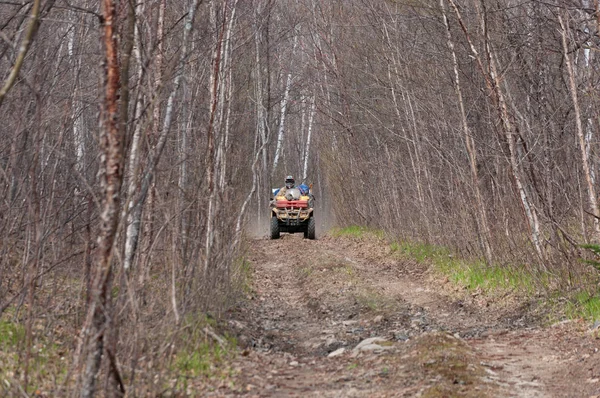 Atv reizen in het voorjaar in Khabarovsk Territory — Stockfoto