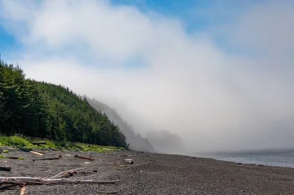 Kust van de Zee van Okhotsk in de regio Chabarovsk Rechtenvrije Stockafbeeldingen