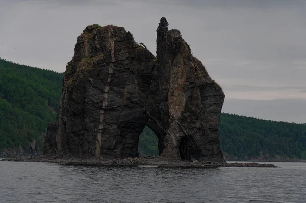 Kust van de Zee van Okhotsk in de regio Chabarovsk Stockfoto