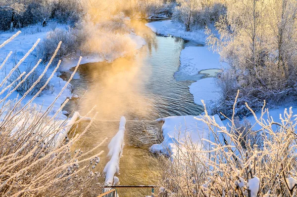 Paisaje soleado de invierno con río y bosque —  Fotos de Stock