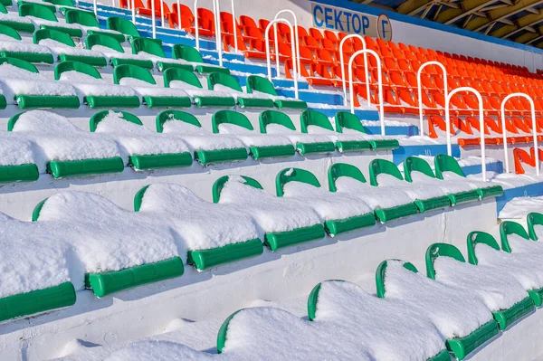 Fauteuils de fond au stade, hiver — Photo