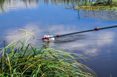 Laboratuvar testleri için su örnekleri al. Kavram - su saflık, çevre, ekoloji Analizi.