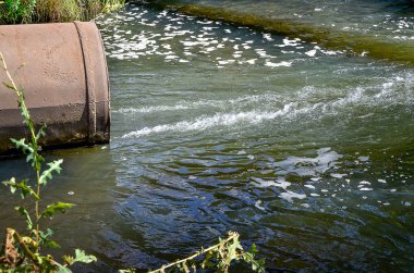 Su borudan nehre akıyor..