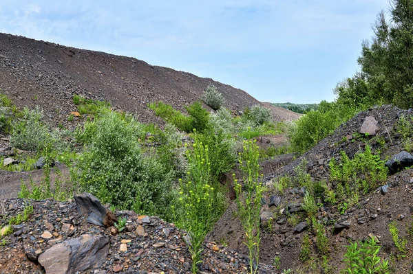 産業採石場から岩山をダンプします。 — ストック写真