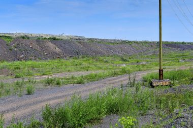 Yol ve kayalar ile üretim alanı