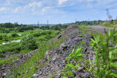 Yol ve kayalar ile üretim alanı