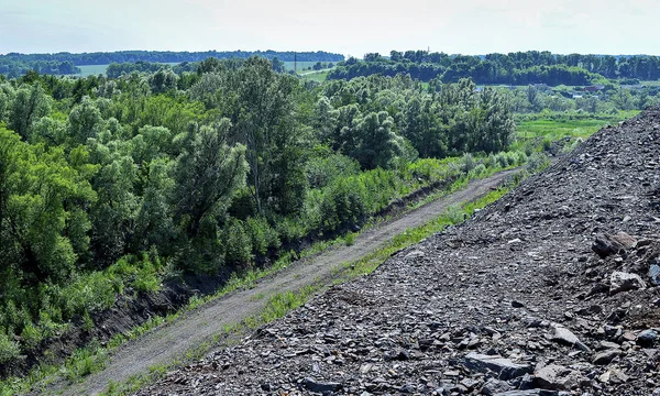 Zona di produzione con strada e scogli — Foto Stock